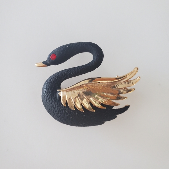 Black Swan Brooch - Gold Colour With Red Eye - Lisa Kao Creations Vintage - Picture 2 of 5